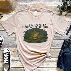 Frog Philosopher Shirt, The Pond Knows Things Tee, Cottagecore Frog Tee, Funny Amphibian Top, Naturecore Toad T-Shirt, Frog Gift Idea afbeelding 5