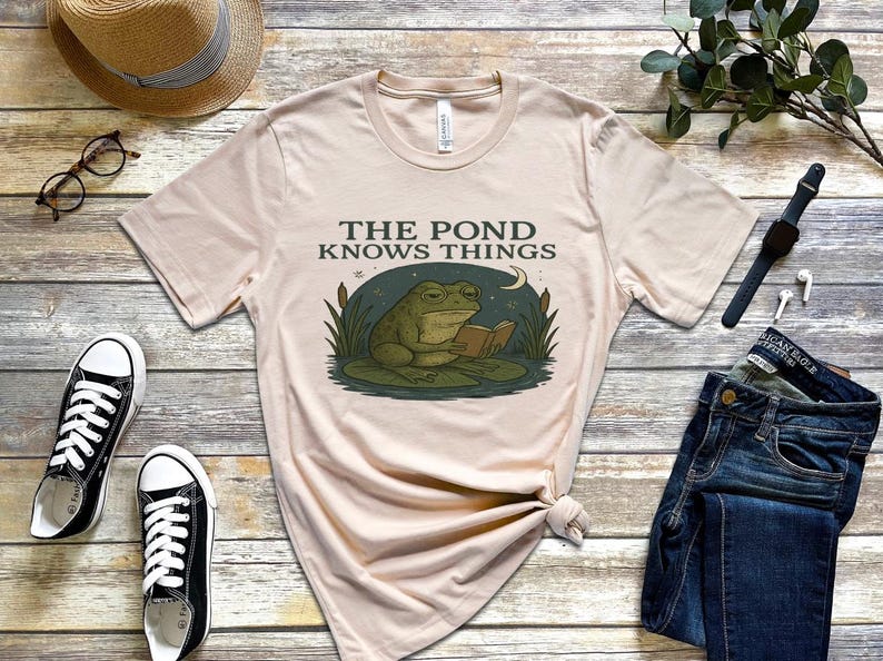 Frog Philosopher Shirt, The Pond Knows Things Tee, Cottagecore Frog Tee, Funny Amphibian Top, Naturecore Toad T-Shirt, Frog Gift Idea afbeelding 5