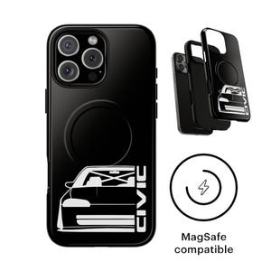 Op de afbeelding: Zwarte telefoonhoes met een witte afbeelding van een auto en het woord "CIVIC". De hoes wordt getoond op een telefoon en twee extra hoesjes. De tekst "MagSafe compatible" is ook zichtbaar.