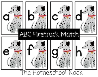 Könnte beinhalten: Acht Lernkarten mit schwarzen und weißen Dalmatinern mit roten Halsbändern und einem Buchstaben des Alphabets auf jeder Karte. Die Karten sind mit "ABC Firetruck Match" und "The Homeschool Nook" beschriftet.
