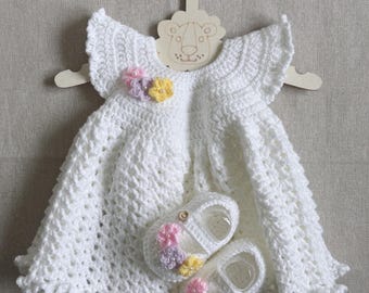 Ensemble robe et chaussures au crochet pour bébé