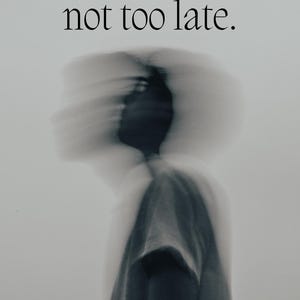 Könnte beinhalten: Ein schwarz-weißer Digitaldruck mit dem Text Your 20s are not too late in einer Serifenschrift. Unter dem Text befindet sich die bewegungsunscharfe Silhouette einer Person in einem T-Shirt. Unten mittig ist ein kleines Symbol von drei Büchern.