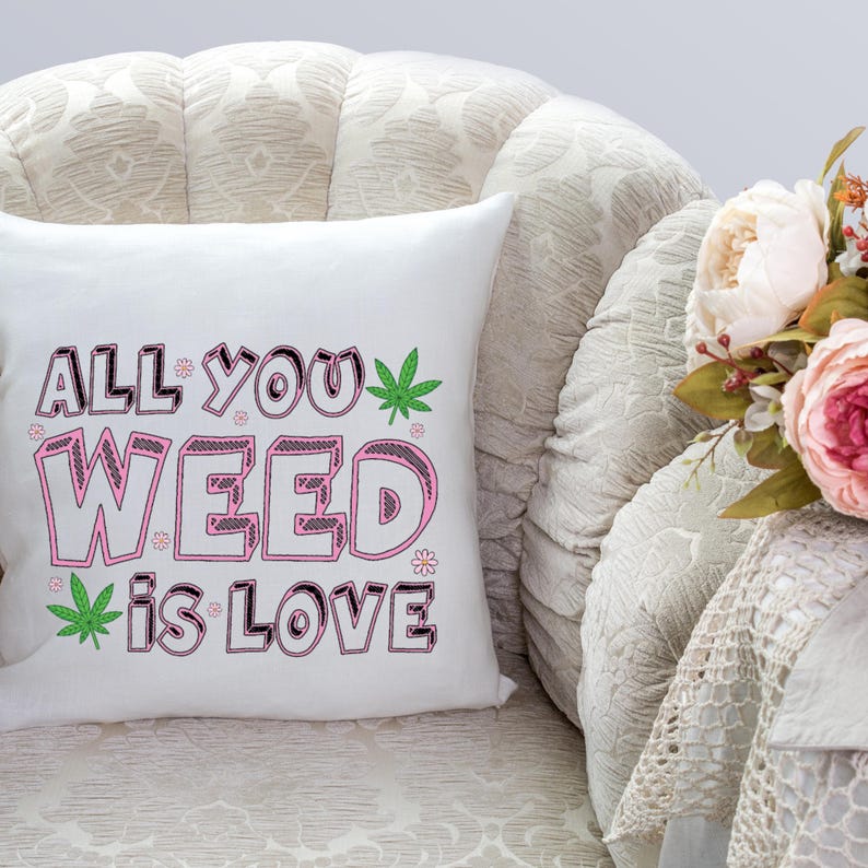 Pu&ograve; includere: Cuscino quadrato bianco con la scritta "ALL YOU WEED IS LOVE" in lettere nere e rosa, con accenti di foglie di cannabis verdi. Il cuscino &egrave; su una poltrona fantasia con un mazzo di fiori.