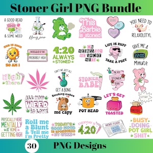 Pu&ograve; includere: Una collezione di 30 design PNG a tema stoner. I design includono personaggi dei cartoni animati, foglie di cannabis e frasi come "4:20 always stoned" e "This Barbie is stoned". I design sono in vari colori, tra cui verde, rosa e giallo.