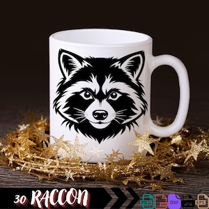 Pu&ograve; includere: Una tazza in ceramica bianca con un'illustrazione in bianco e nero di un muso di procione. La tazza ha un manico nero ed &egrave; circondata da stelle dorate scintillanti.