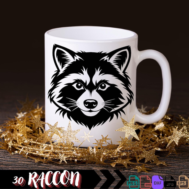 Pu&ograve; includere: Una tazza in ceramica bianca con un'illustrazione in bianco e nero di un muso di procione. La tazza ha un manico nero ed &egrave; circondata da stelle dorate scintillanti.