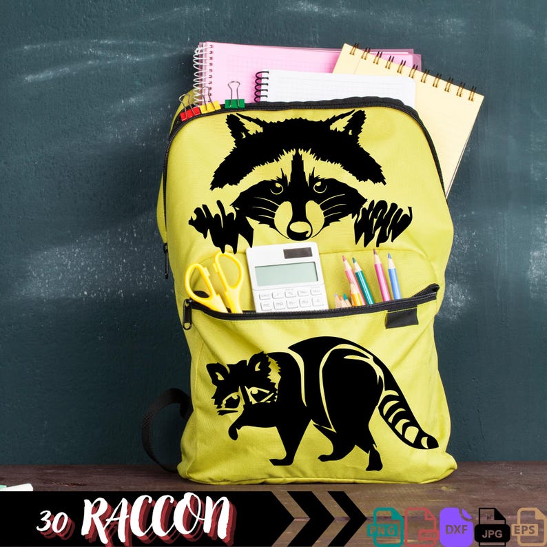 Pu&ograve; includere: Uno zaino giallo con una silhouette nera di un procione che spunta dalla tasca superiore. Lo zaino ha una tasca con cerniera sul davanti e una calcolatrice e matite nella tasca superiore. Il testo "30 RACCOON" &egrave; in basso nell'immagine.