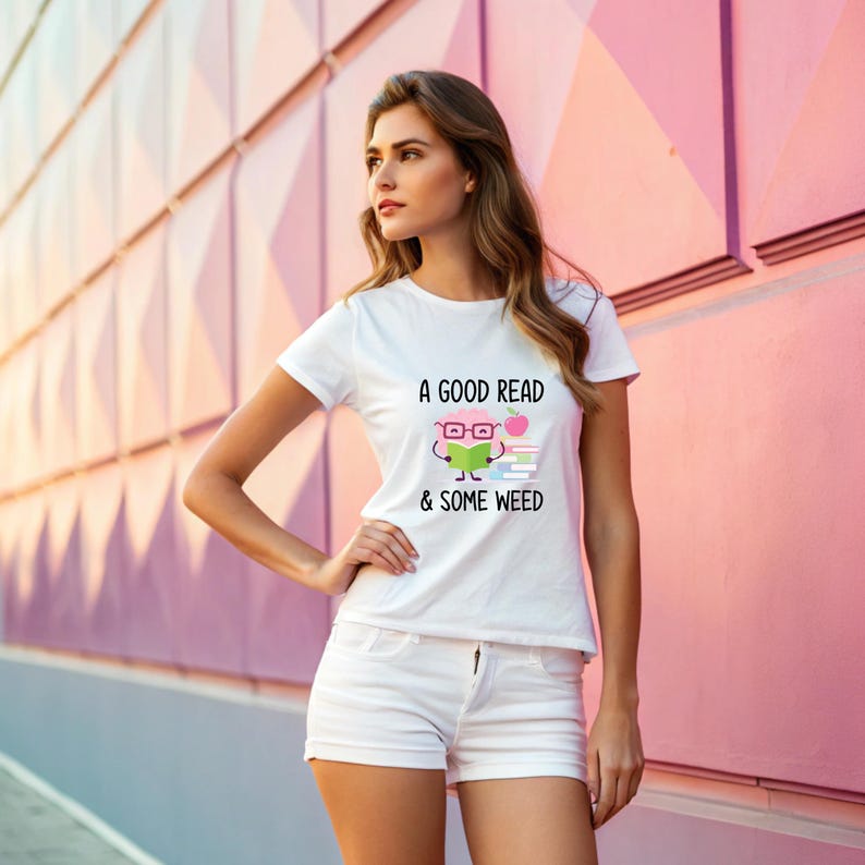 Pu&ograve; includere: T-shirt bianca con la scritta "A GOOD READ & SOME WEED" e una grafica di un libro con gli occhiali. La maglietta &egrave; abbinata a pantaloncini bianchi. Lo sfondo &egrave; un muro rosa e bianco.