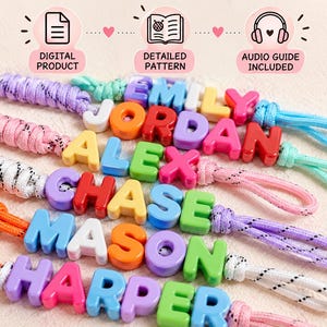 Può includere: Una collezione di portachiavi con nomi colorati realizzati con perline dell'alfabeto in plastica e cordini in nylon intrecciato. I nomi EMILY, JORDAN, ALEX, CHASE, MASON e HARPER sono composti da lettere multicolori. Le icone indicano prodotto digitale, modello dettagliato e guida audio inclusa.