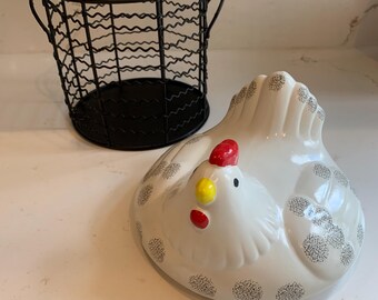 Vintage keramische kippeneiermand zwart metalen mand aanrecht.  Geschat begin jaren 90