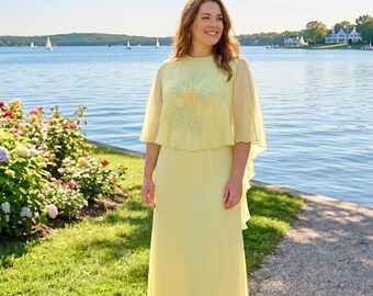 Vintage gele jurk uit de jaren 70 met doorzichtige chiffon bloemen geborduurde cape maat 14 LEES.