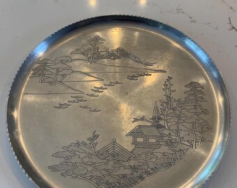 Aluminium dienblad geëtst Aziatisch landschap gegraveerde bonsaibomen vogels vintage.  Charmant decor om te plaatsen waar je maar wilt.