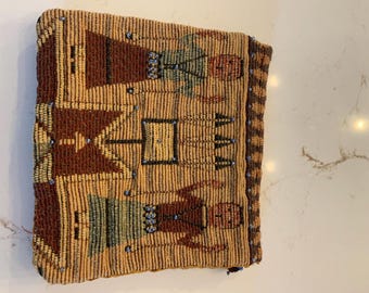 Vintage handgeweven schoudertas uit de jaren 70 met een figuurlijk ontwerp en satijnen voering: 6 x 5 inch  Met een koordje en een goudsatijnen voering.