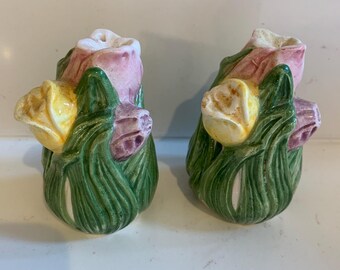Vintage tulpenbloemen zout- en pepervaatjes GEEN stoppers jaren 60.  Geen breuken of barsten.  Alle extra plastic stoppen die je hebt, zouden moeten werken.