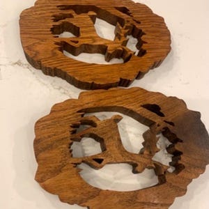 Handgeschnitztes Paar Hirschbuckel-Wandtafeln Rustikale Jagdkabine Dekor 8 &quot;by 5,5&quot; ungefähr.  Perfekt für jeden Raum.