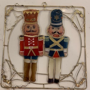 Puede incluir: Una taza de cerámica blanca con un asa negra y el texto "But First, Coffee" en negro, con una fuente de estilo manuscrito. La taza está sobre una superficie blanca.