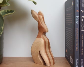 Scultura di lepre in ciliegio e acero realizzata a mano: decorazione in legno raffigurante la fauna selvatica