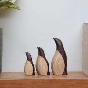 Walnuss & Esche Pinguin Skulpturen (3er Set) | Holztiere | Einzigartige Tier Dekor | Pinguin Schnitzereien | Pinguin Kunst | Geschenkidee