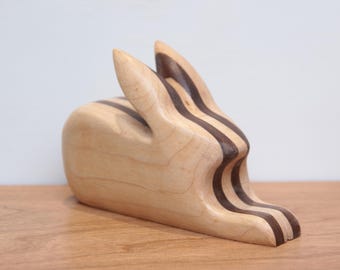 Scultura di lepre in noce e acero realizzata a mano: decorazione in legno raffigurante la fauna selvatica