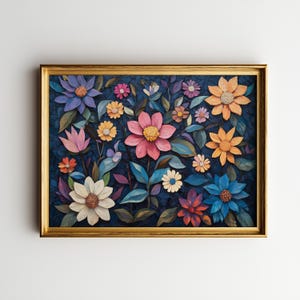 Puede incluir: Impresión artística floral enmarcada con un marco dorado. La obra presenta una variedad de flores coloridas en tonos de rosa, naranja, azul y morado, sobre un fondo azul oscuro con hojas verdes y azules.
