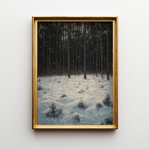 Puede incluir: Pintura enmarcada de una escena de bosque nevado. Altos y oscuros árboles llenan el fondo, con un suelo cubierto de nieve en primer plano. La pintura está encerrada en un marco dorado, agregando un toque de elegancia a la obra de arte.