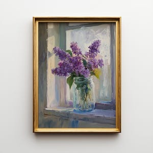 Peut inclure: Peinture encadrée d'une scène de fenêtre avec un pot en verre rempli de lilas violets. Le tableau a un cadre doré et est posé sur un fond blanc. La fenêtre est ouverte et la lumière du soleil illumine les fleurs.