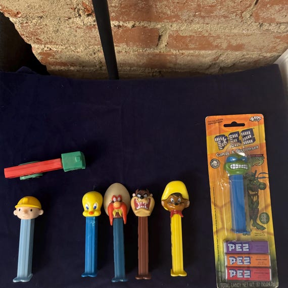 Pez Dispenser Vintage Lot 7 Pez Dispensers Including Looney Tunes