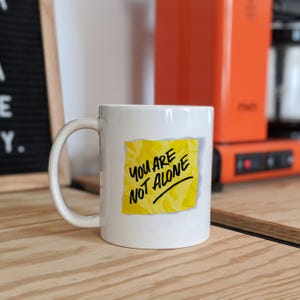 Taza &quot;No estás solo&quot; - Taza de café con afirmación inspiradora, regalo para la salud mental, taza de ánimo, regalo para el autocuidado, taza con frase motivacional