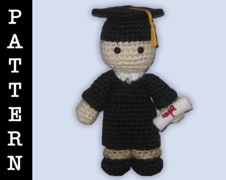 Crochet Pattern Amigurumi Graduate image 1