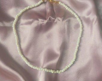 Collier de perles de rocaille blanches