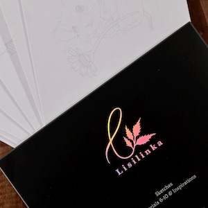Könnte beinhalten: Ein schwarzes Skizzenbuch mit dem Logo "Lisilinka" in Rosa und Gelb, mit dem Text "Sketches Tutorials 6-10 & Inspirations". Mehrere weiße Skizzenseiten mit einer Bleistiftzeichnung eines Eichhörnchens und einer Blume sind sichtbar.