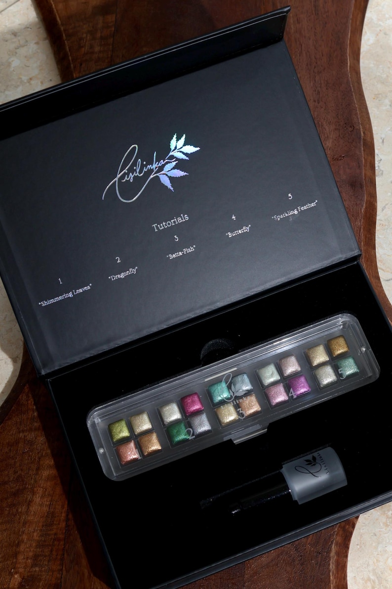 Our tutorial set with 20 sparkling metallic watercolors