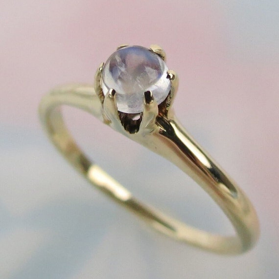 Vintage 14k yellow gold Moonstone solitaire ring w