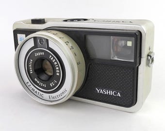 Yashica EZ Mate DATE 35 Mm Vintage Camera/ With Battery