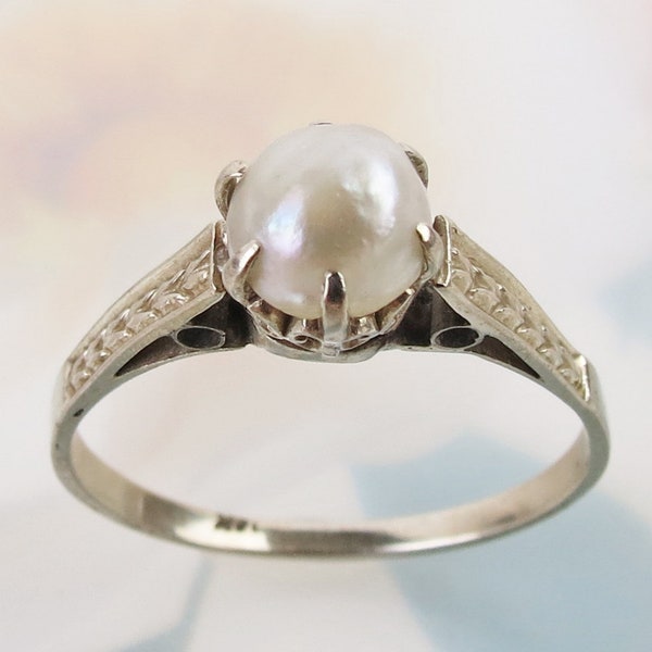 14k white gold vintage Art Deco natural pearl ring with tulip pattern shoulders -  Size 7