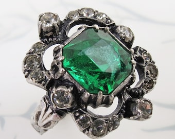 Vintage 1920s emerald green Czech Glass Art Deco silver plated costume ring - petite size 5.25