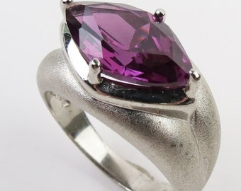 Sterling silver synthetic Spinel gemstone Modernist ring with slight color change - Size 8.75
