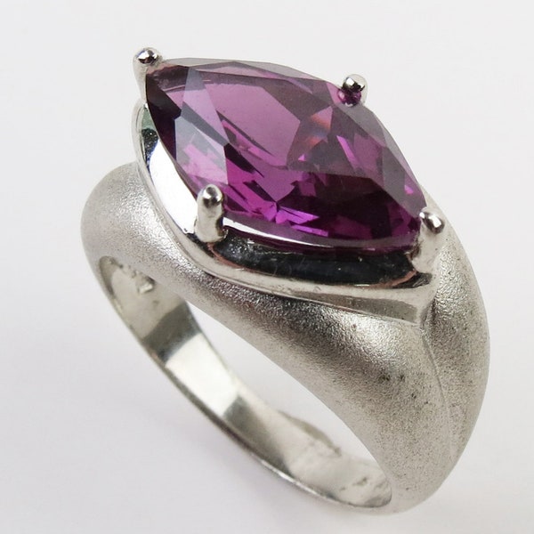 Sterling silver synthetic Spinel gemstone Modernist ring with slight color change - Size 8.75