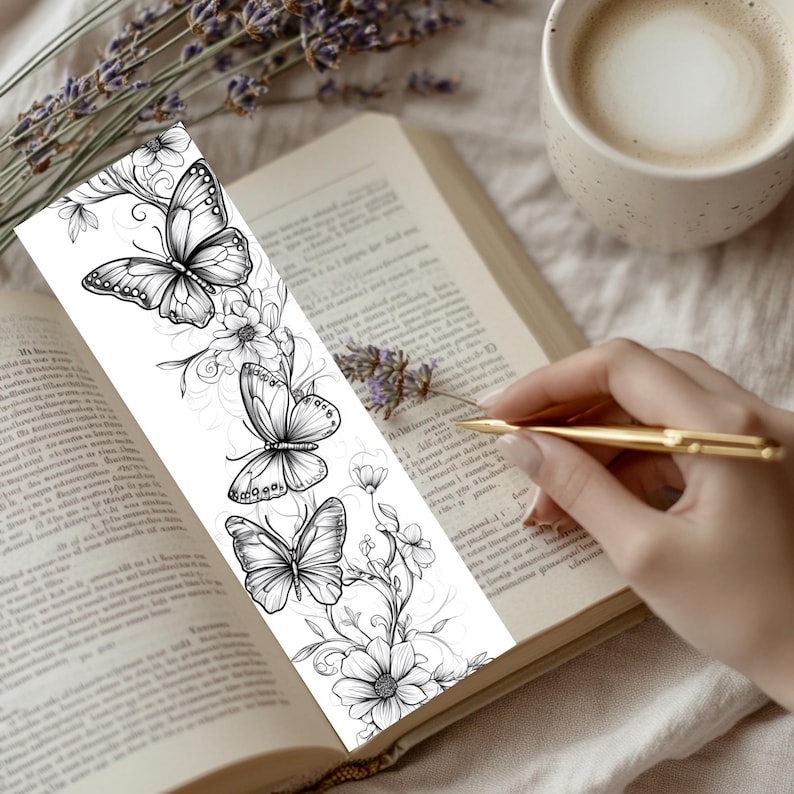 Op de afbeelding: Een rechthoekige boekenlegger met een zwart-witte lijntekening van drie vlinders en diverse florale elementen. Het ontwerp bevat gedetailleerde schaduwen en fijne botanische ranken die over de lengte van de boekenlegger lopen.