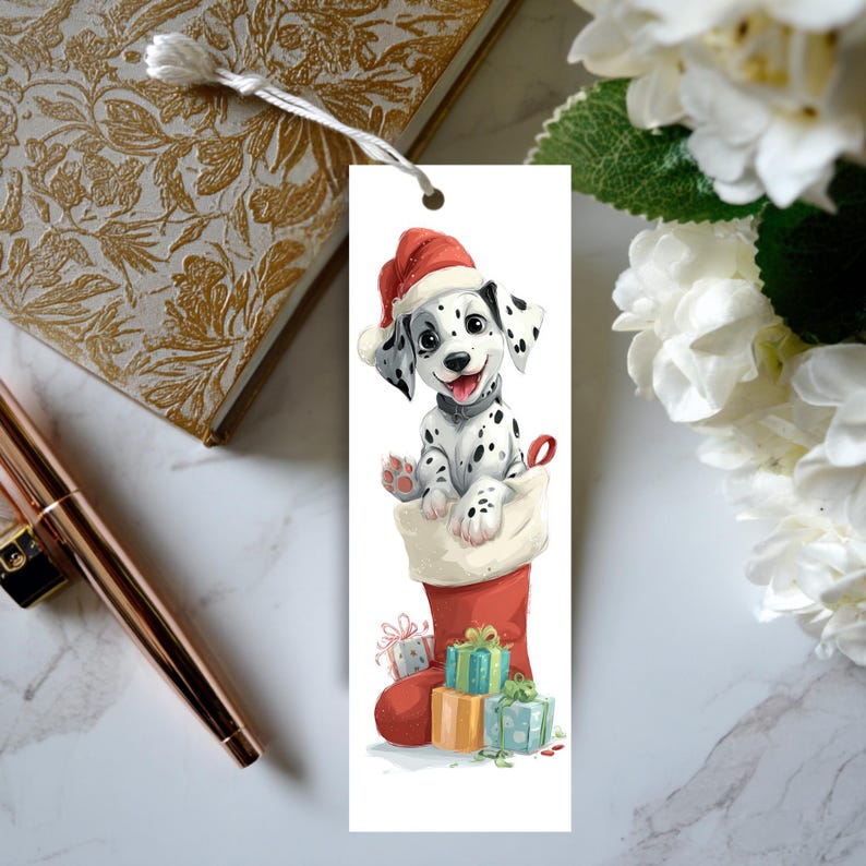 Peut inclure: Un marque-page en papier rectangulaire illustr&eacute; d'un chiot dalmatien blanc &agrave; taches noires portant un bonnet de P&egrave;re No&euml;l rouge. Le chiot est assis dans une chaussette de No&euml;l rouge. Trois petits cadeaux bleu, vert et orange sont pos&eacute;s dessous.