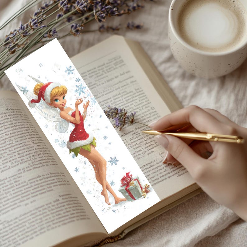Peut inclure: Un marque-page rectangulaire illustr&eacute; d'une f&eacute;e blonde en chignon, v&ecirc;tue d'une robe et d'un bonnet de style P&egrave;re No&euml;l rouge et blanc, avec des ailes translucides. Le dessin comporte des flocons bleus et un cadeau sur fond blanc.