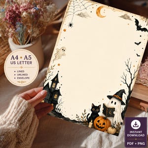Puede incluir: Una hoja de papel de carta rectangular con fondo color crema y un borde con temática de Halloween. Las ilustraciones incluyen una casa encantada, un fantasma con sombrero de bruja, un gato negro, una calabaza, murciélagos y una luna creciente.