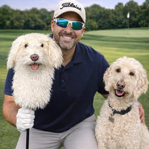 Könnte beinhalten: Eine individuelle Golfschlägerhaube in Form eines cremefarbenen Hundekopfes. Die Schlägerhaube wird auf einem Golfschläger gehalten. Das Bild zeigt auch einen echten Hund und den Text "Custom Golf Headcover".