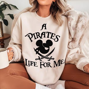 A Pirates Life for Me Svg, Pirates Family Shirt Svg, stripfiguren Svg, afdrukbaar sublimatieontwerp, muis piraat Svg, cruisetrip png