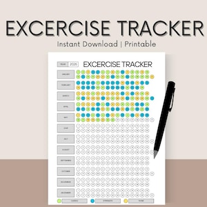 Op de afbeelding: Een afdrukbare oefeningstracker voor het jaar 2026. Het ontwerp heeft een kalenderindeling met cirkels om dagelijkse activiteiten te markeren. De tekst "EXCERCISE TRACKER" staat bovenaan, met "Instant Download | Printable" eronder. Een zwarte pen ligt op de pagina.