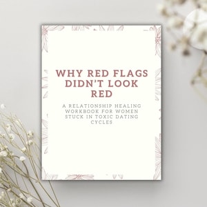 Puede incluir: Un libro crema titulado "WHY RED FLAGS DIDN'T LOOK RED" con el texto "A RELATIONSHIP HEALING WORKBOOK FOR WOMEN STUCK IN TOXIC DATING CYCLES". El libro tiene un borde floral y está sobre una superficie gris claro.