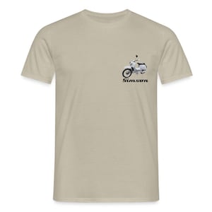 Op de afbeelding: Lichtbeige T-shirt met een kleine afbeelding van een vintage Simson motorfiets in wit en zwart op de linkerbovenborst. Het woord "Simson" staat onder de motorfietsafbeelding in zwart.