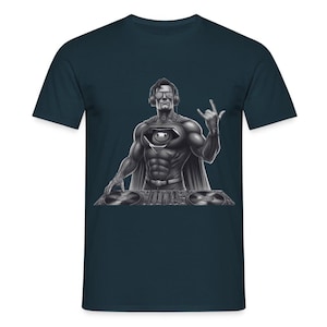 Puede incluir: Camiseta de color verde azulado oscuro con una ilustración en blanco y negro de un DJ superhéroe. El superhéroe lleva auriculares y gafas de sol, con una capa y el logotipo de Superman en el pecho. El DJ hace un gesto de rock.