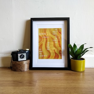 Peut inclure: Une impression encadrée avec un fond abstrait jaune et orange et le texte "You should forget all the things you got your soul your brain your hands".