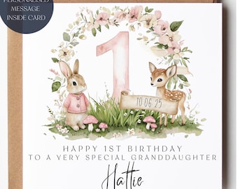 Può includere: Biglietto di compleanno con illustrazione ad acquerello. Un coniglietto e un cerbiatto sono sull'erba, circondati da fiori e funghi. Il numero "1" è al centro. Il testo recita "Buon 1° compleanno a una nipotina molto speciale Hattie."